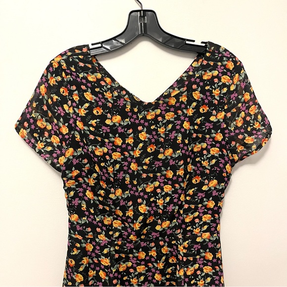 floral short sleeve mini dress with open back - Picture 9 of 16